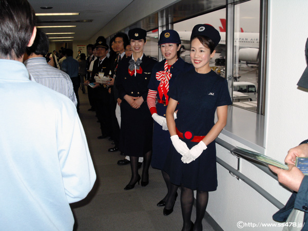 歴代のユニフォームで搭乗客を見送る日本航空社員(JL133 羽田・東京国際空港)
