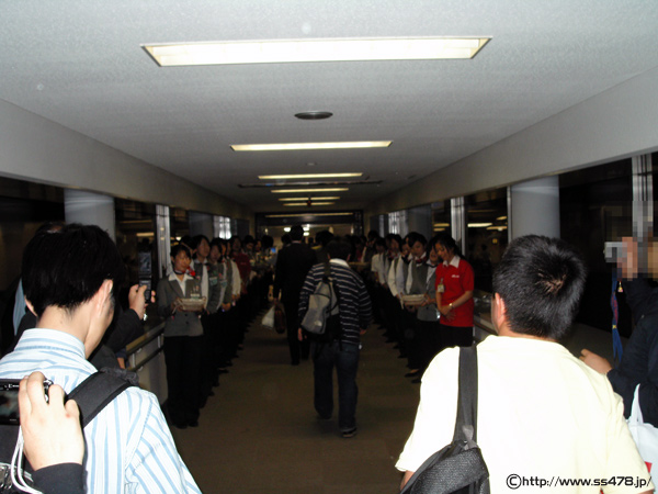 東京国際空港(羽田空港)10番ゲートでのJL138便到着時の様子